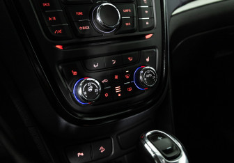 Подержанный автомобиль Opel Mokka 2014 года (16 фото)