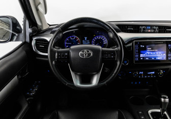 Подержанный автомобиль Toyota Hilux 2016 года (11 фото)