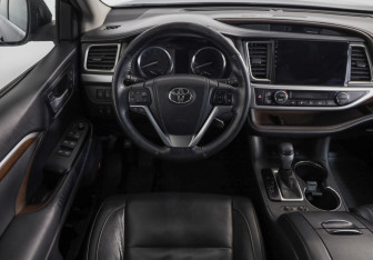 Подержанный автомобиль Toyota Highlander 2014 года (10 фото)