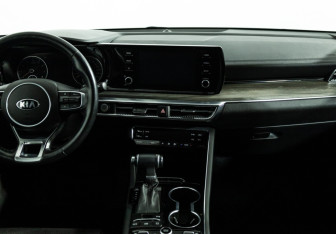 Подержанный автомобиль Kia K5 2021 года (14 фото)