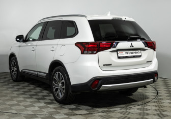 Подержанный автомобиль Mitsubishi Outlander 2017 года (7 фото)
