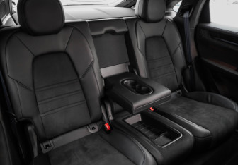 Подержанный автомобиль Porsche Cayenne 2023 года (31 фото)