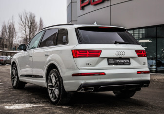 Подержанный автомобиль Audi Q7 2017 года (8 фото)