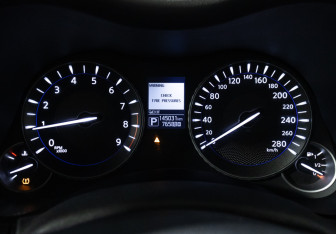 Подержанный автомобиль Infiniti Q70 2016 года (12 фото)