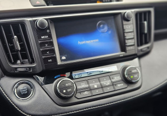 Подержанный автомобиль Toyota RAV4 2017 года (18 фото)