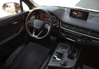 Подержанный автомобиль Audi Q7 2015 года (10 фото)