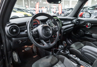 Подержанный автомобиль MINI Hatch 2019 года (13 фото)