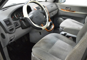 Подержанный автомобиль Kia Carnival 2004 года (8 фото)