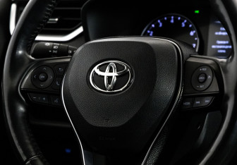 Подержанный автомобиль Toyota RAV4 2020 года (14 фото)