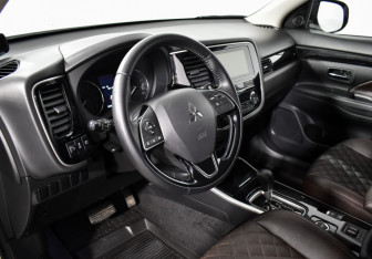 Подержанный автомобиль Mitsubishi Outlander 2019 года (9 фото)