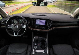 Подержанный автомобиль Volkswagen Touareg 2019 года (11 фото)