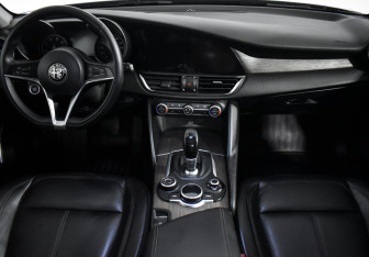 Подержанный автомобиль Alfa Romeo Giulia 2018 года (17 фото)