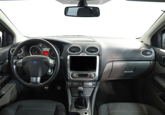 Подержанный автомобиль Ford Focus Sedan 2010 года (9 фото)