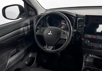 Подержанный автомобиль Mitsubishi Outlander 2016 года (15 фото)