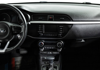 Подержанный автомобиль Kia Rio Hatchback 2019 года (14 фото)