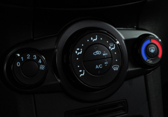 Подержанный автомобиль Ford Fiesta Sedan 2015 года (15 фото)