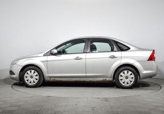 Подержанный автомобиль Ford Focus Sedan 2009 года (8 фото)