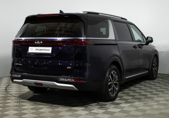 Подержанный автомобиль Kia Carnival 2023 года (5 фото)