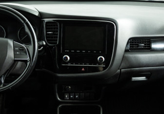 Подержанный автомобиль Mitsubishi Outlander 2021 года (14 фото)