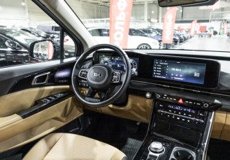 Подержанный автомобиль Kia Carnival 2021 года (19 фото)