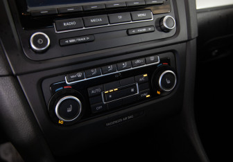 Подержанный автомобиль Volkswagen Golf Hatchback 2012 года (14 фото)