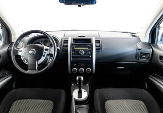 Подержанный автомобиль Nissan X-Trail 2010 года (10 фото)