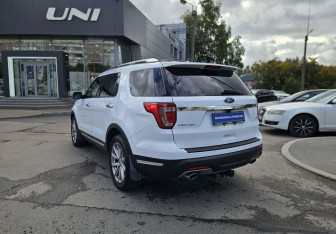 Подержанный автомобиль Ford Explorer 2018 года (6 фото)