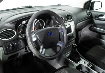 Подержанный автомобиль Ford Focus Hatchback 2011 года (11 фото)