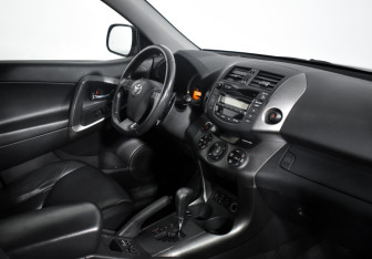 Подержанный автомобиль Toyota RAV4 2011 года (14 фото)