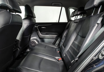 Подержанный автомобиль Toyota RAV4 2020 года (13 фото)