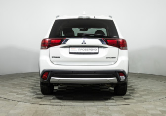 Подержанный автомобиль Mitsubishi Outlander 2018 года (6 фото)