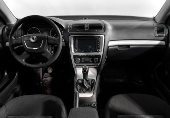 Подержанный автомобиль Skoda Octavia Liftback 2011 года (14 фото)