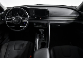Подержанный автомобиль Hyundai Elantra Sedan 2021 года (14 фото)