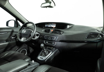Подержанный автомобиль Renault Scenic 2011 года (9 фото)