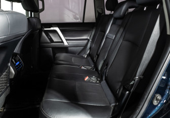 Подержанный автомобиль Toyota Land Cruiser Prado 2017 года (10 фото)