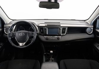 Подержанный автомобиль Toyota RAV4 2017 года (10 фото)