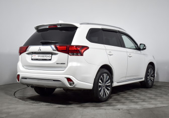 Подержанный автомобиль Mitsubishi Outlander 2022 года (5 фото)