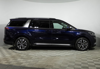 Подержанный автомобиль Kia Carnival 2023 года (4 фото)