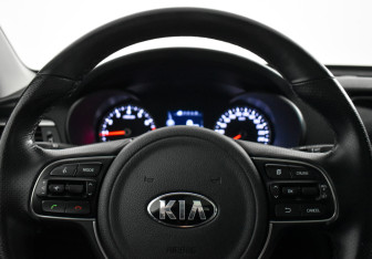 Подержанный автомобиль Kia K5 2017 года (20 фото)
