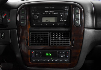 Подержанный автомобиль Ford Explorer 2005 года (17 фото)