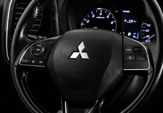 Подержанный автомобиль Mitsubishi Outlander 2017 года (11 фото)