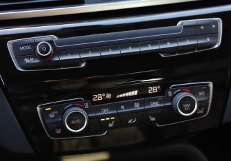 Подержанный автомобиль BMW X1 2017 года (19 фото)