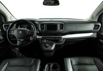 Подержанный автомобиль Peugeot Traveller 2019 года (13 фото)