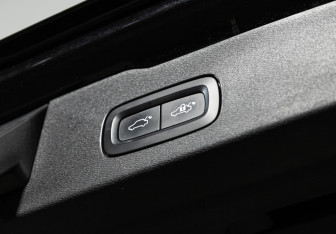 Подержанный автомобиль Volvo V60 2018 года (24 фото)