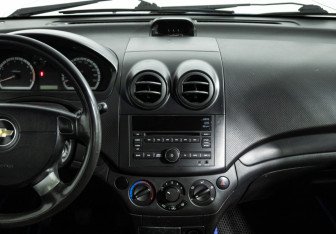 Подержанный автомобиль Chevrolet Aveo Sedan 2010 года (14 фото)
