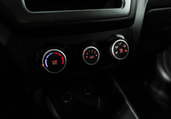 Подержанный автомобиль Kia Rio Hatchback 2015 года (15 фото)