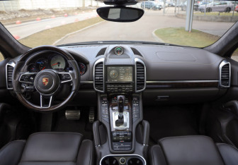 Подержанный автомобиль Porsche Cayenne 2015 года (12 фото)