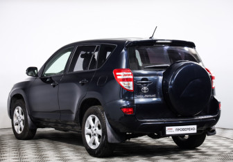 Подержанный автомобиль Toyota RAV4 2011 года (7 фото)