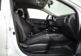 Подержанный автомобиль Kia Rio Sedan 2020 года (20 фото)