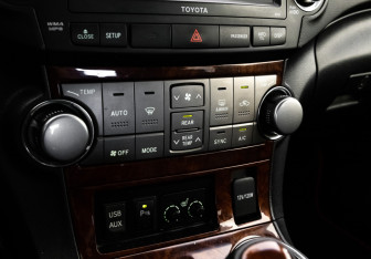 Подержанный автомобиль Toyota Highlander 2012 года (17 фото)